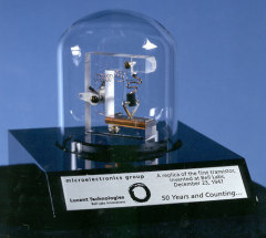 Американские физики Уильям Шокли, Джон Бардин и Уолтер Браттейн продемонстрировали первый транзистор