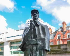 В Лондоне на Бейкер-стрит открыт памятник Шерлоку Холмсу