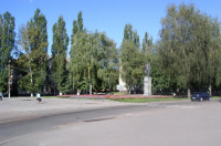 Вид с площади на Роменский парк