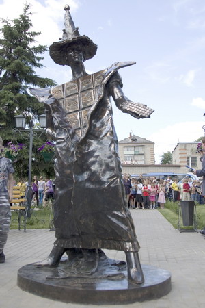 Первый в мире памятник шоколаду открыт 1 июля 2009 года в городе Покрове Владимирской области