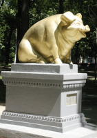 В центральном парке Ромен возведён памятник свинье «от благодарных украинцев»