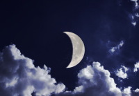 Если между «рожками» месяца мысленно поставить палочку и получается буква «Р», то это растущая Луна. Фото: Shutterstock 