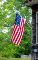 В этот день каждый год американцы украшают дома флагами (Фото: Julie Clopper, Shutterstock)