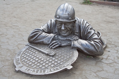 Памятник работникам коммунальных служб в Омске (Фото: Asasirov, Shutterstock)