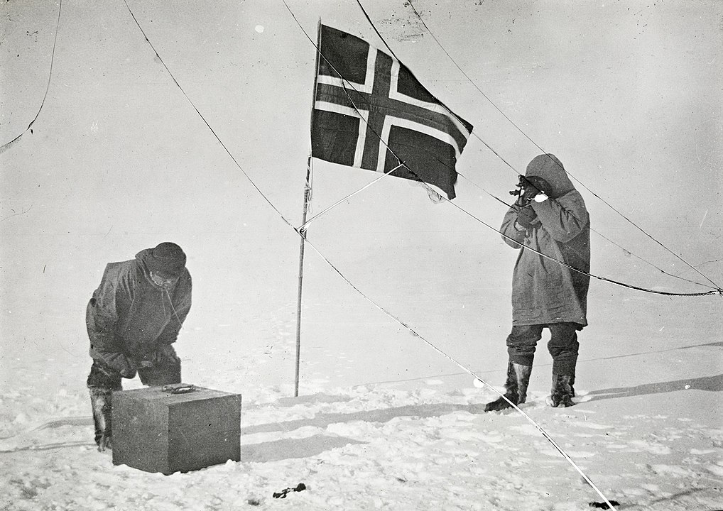 Хельмер Хансен и Амундсен определяют свои координаты на Южном полюсе. Хорошо виден искусственный горизонт, положенный на продовольственный ящик