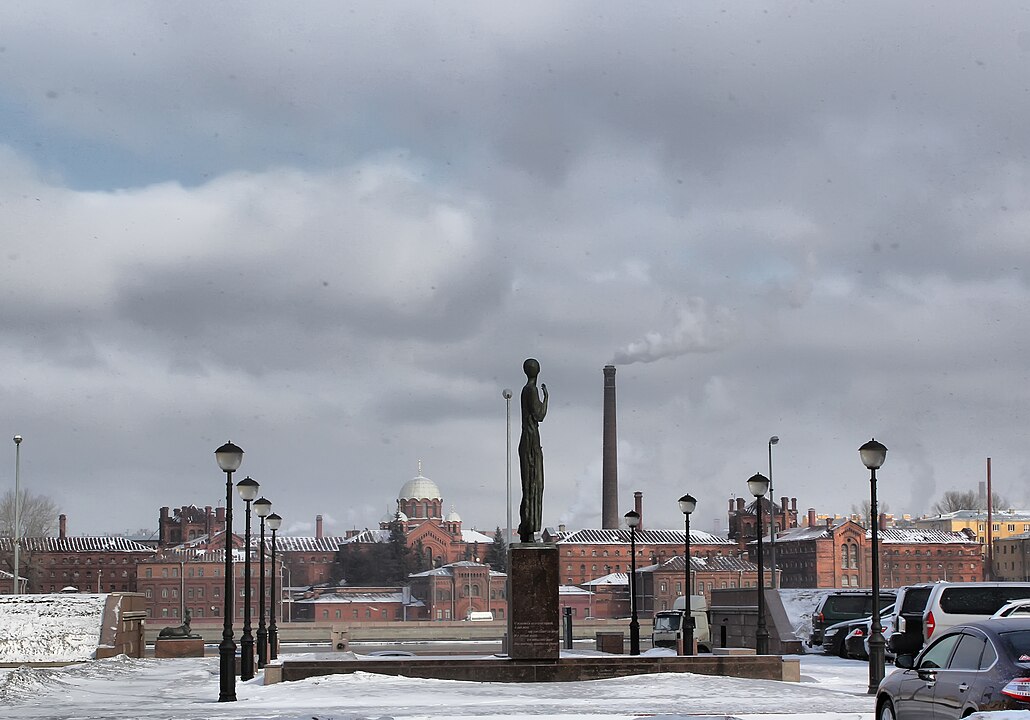 Вид на тюрьму "Кресты", памятник Ахматовой, памятник жертвам политических репрессий