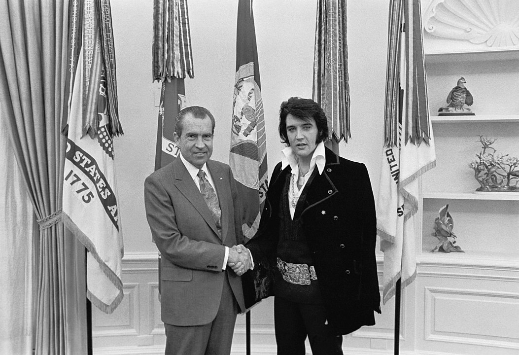 Пресли (справа) и президент США Р. Никсон, 1970