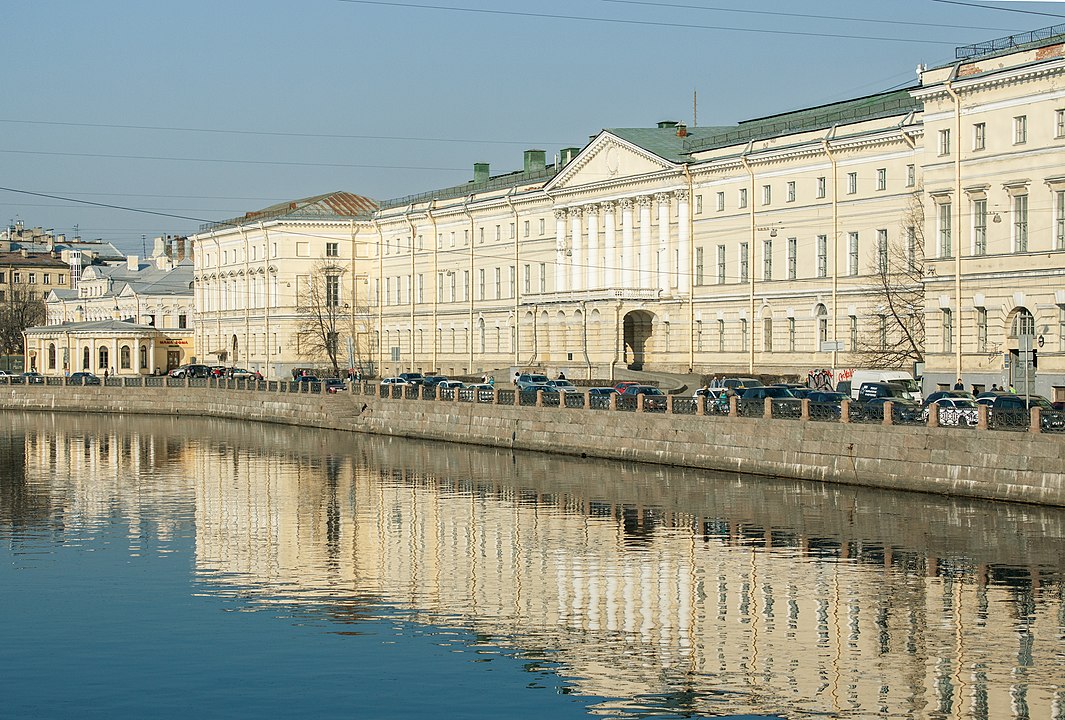 Вид на здание института с Аничкова моста