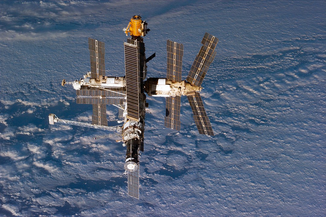 Фотография орбитальной станции «Мир» 24 сентября 1996 года