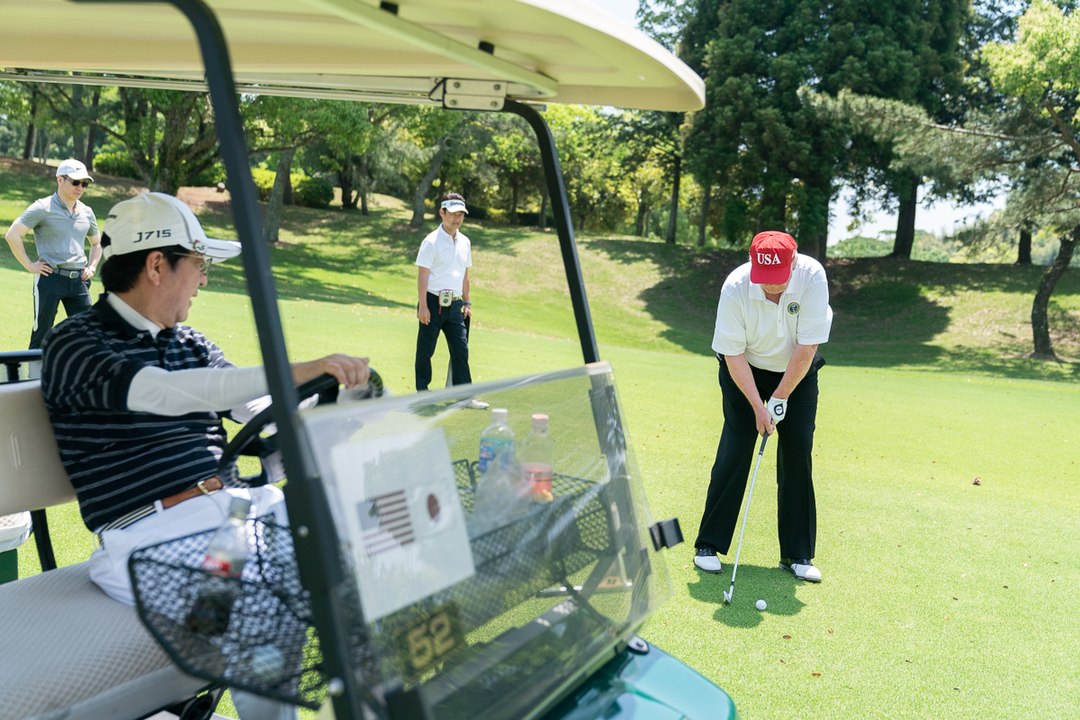 Дональд Трамп делает бросок в гольф