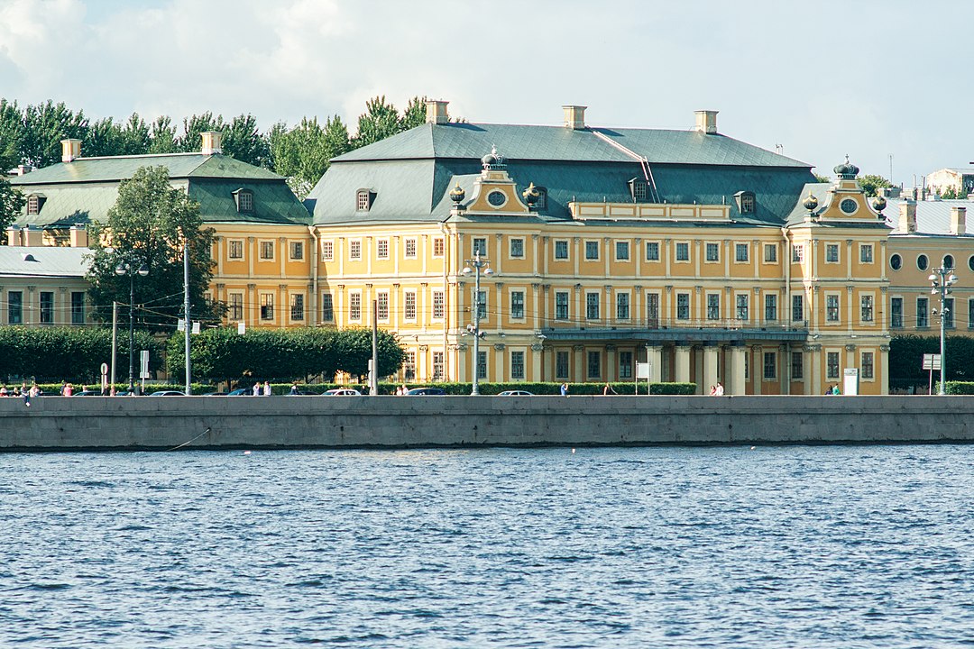 Меншиковский дворец в Петербурге, где размещался кадетский корпус