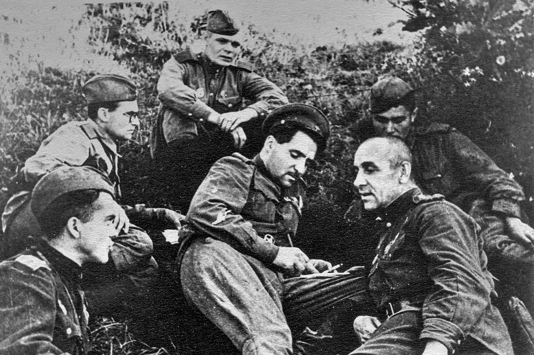 Константин Симонов (в центре) и Илья Власенко (справа) на командном пункте 75-й гвардейской стрелковой дивизии в районе села Поныри. Курская битва, 1943 г.