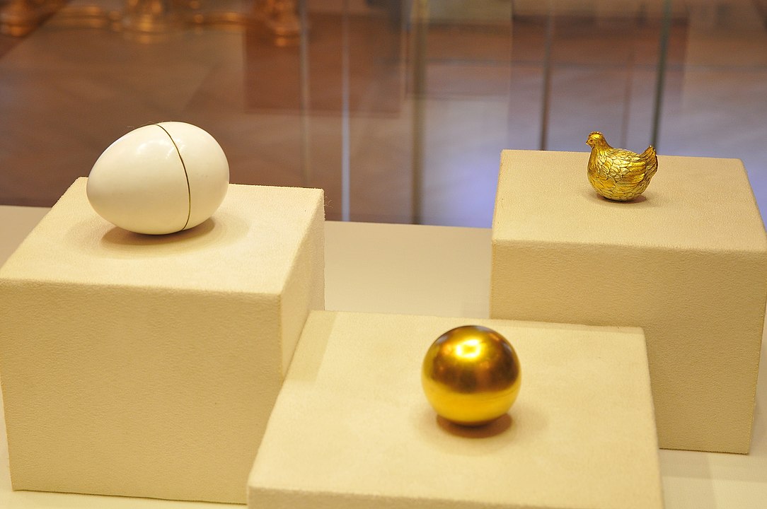 Императорское пасхальное яйцо "Курочка" из коллекции Музея Фаберже в Санкт-Петербурге