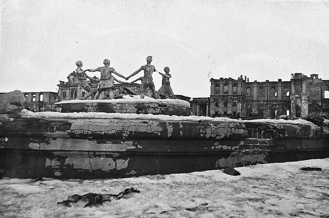 Фонтан «Детский хоровод» на Привокзальной площади в разрушенном Сталинграде после окончания Сталинградской битвы