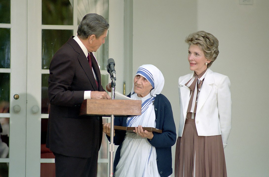 Президент Рейган вручает матери Терезе медаль Свободы. Церемония в Белом доме