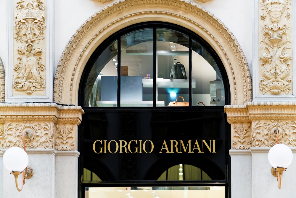 Вывеска магазина Джорджо Армани в Милане, Италия