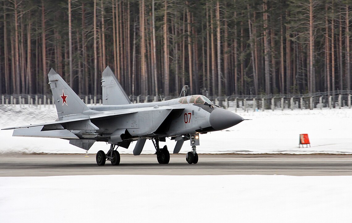 МиГ-31 - основной истребитель-перехватчик Авиации ПВО России. 2011 год
