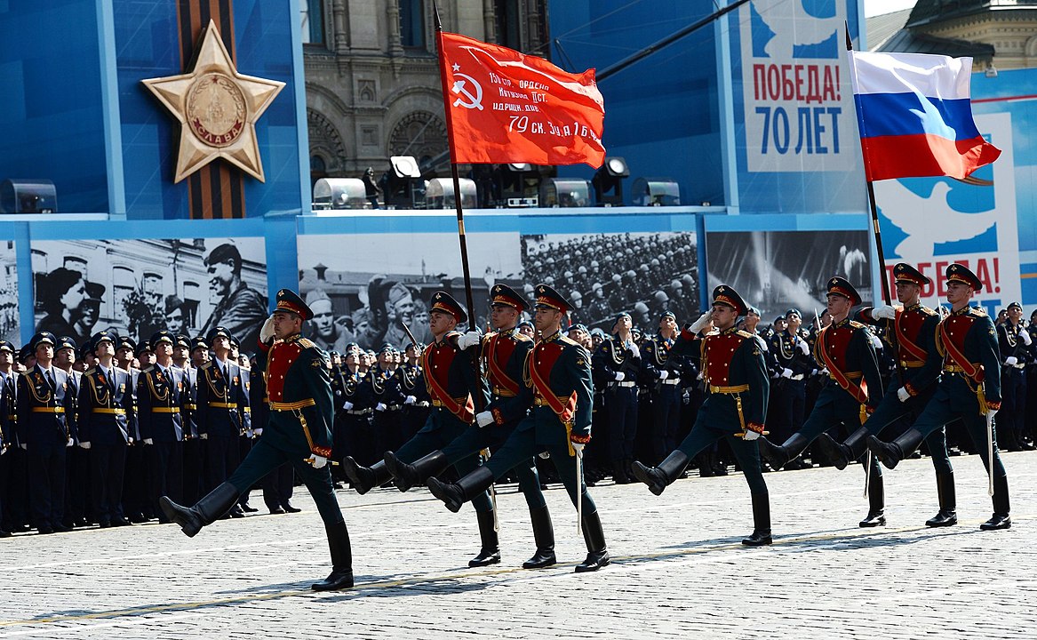 Парад на Красной площади 9 мая 2015 года. В церемонии Знамя Победы было вынесено впереди российского флага