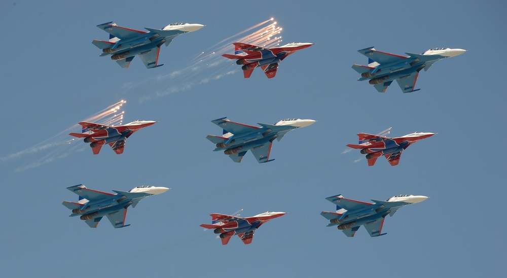 Группы высшего пилотажа "Стрижи" и "Русские витязи"