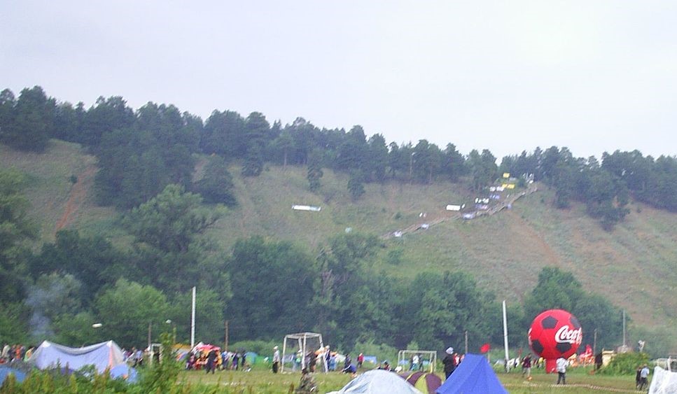 Вид на знаменитую Грушинскую гору с центральной поляны, 2005 год
