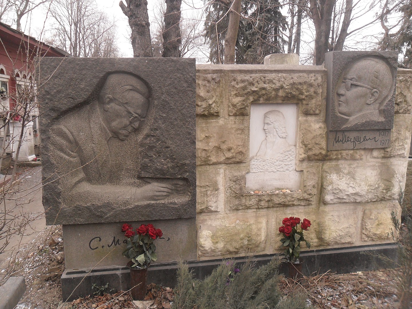 Могила поэта Самуила Маршака на Новодевичьем кладбище Москвы.