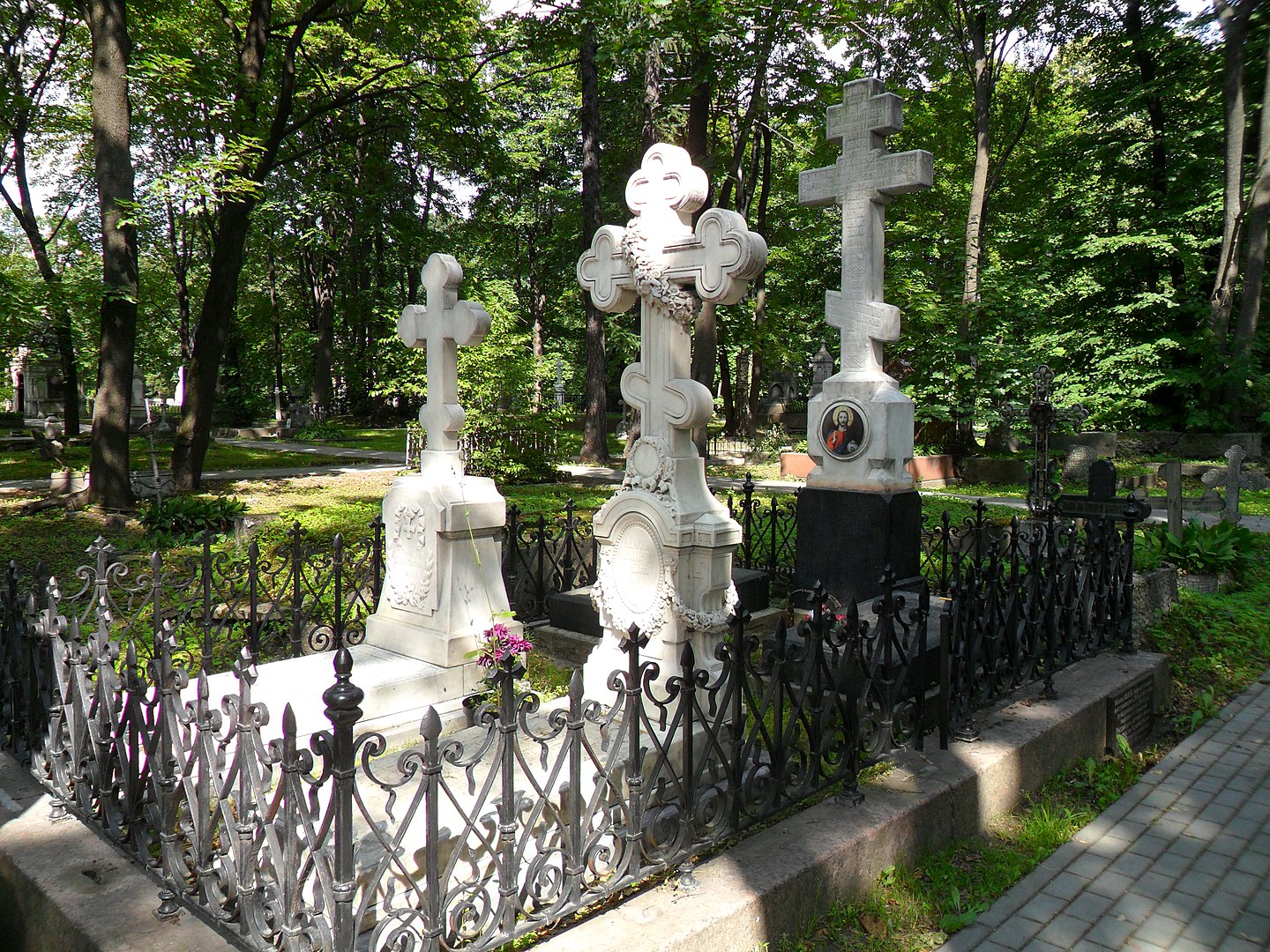 Могила Тютчева на кладбище Новодевичьего монастыря в Санкт-Петербурге
