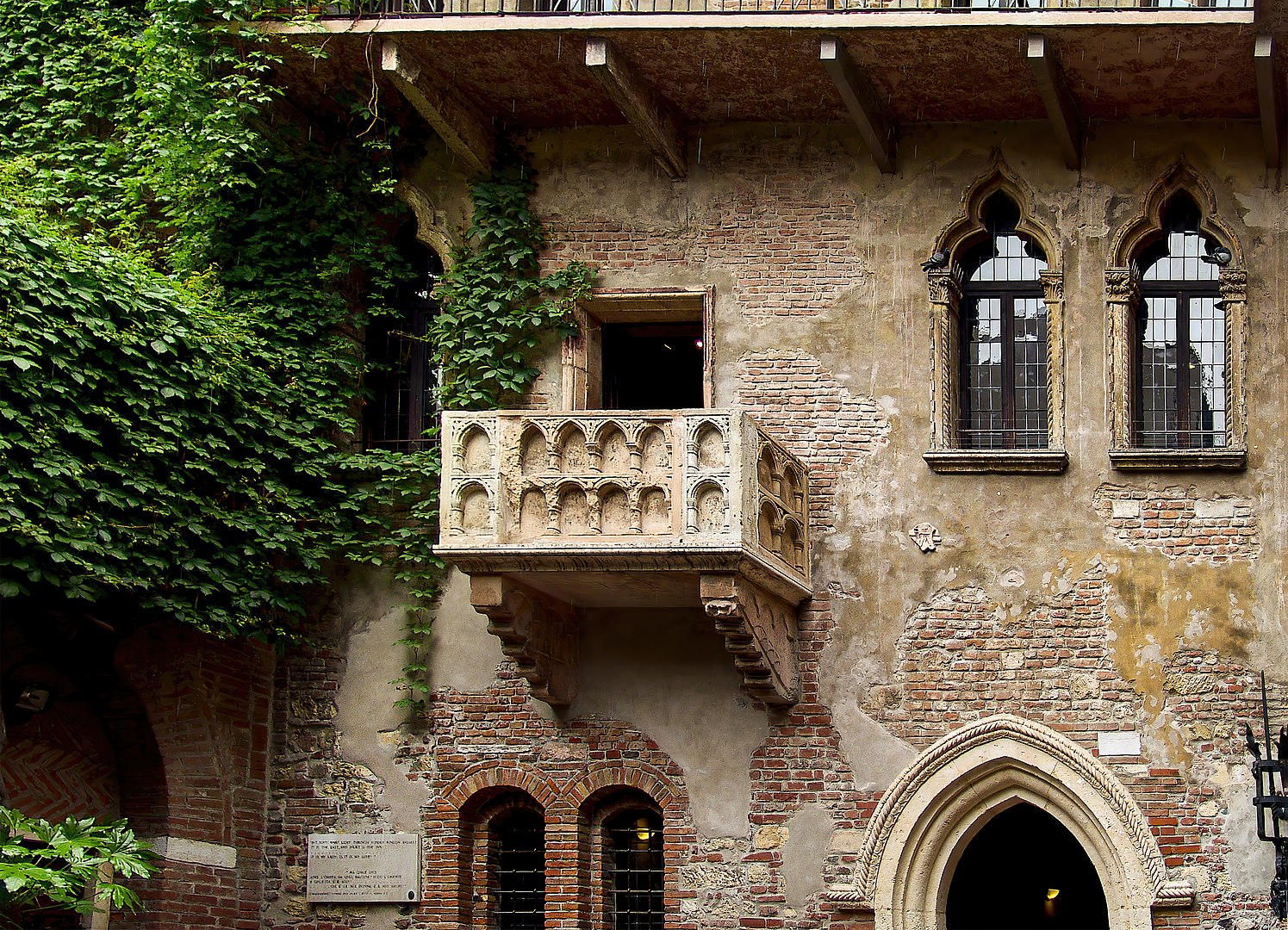 Так называемый «дом Джульетты» с балконом в Вероне