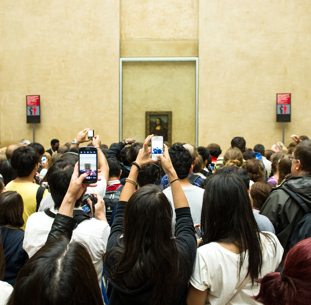Посетители Лувра у картины "Джоконда"