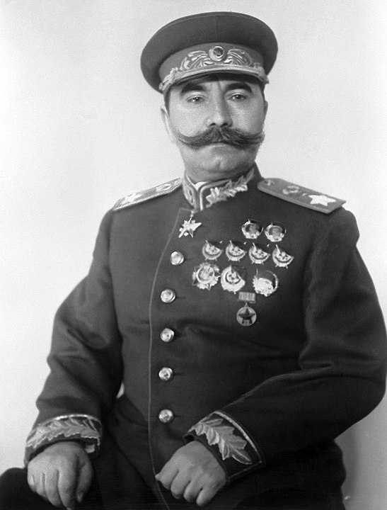 Маршал Советского Союза Семён Будённый в парадной форме образца 1943 г.