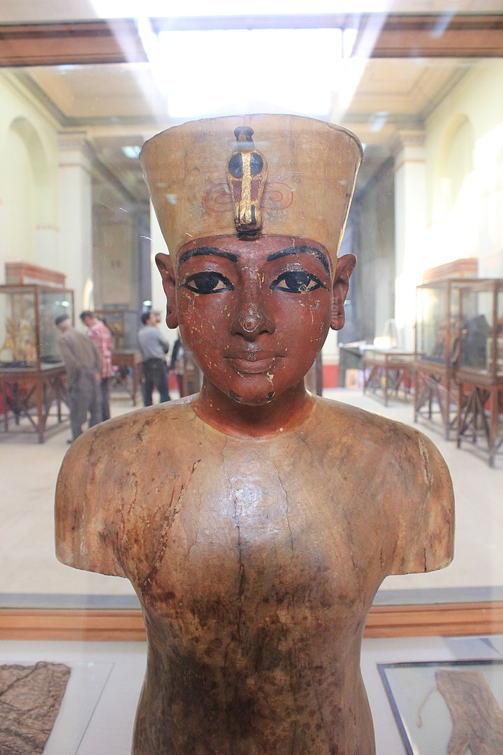 Деревянный бюст мальчика-фараона из его гробницы
