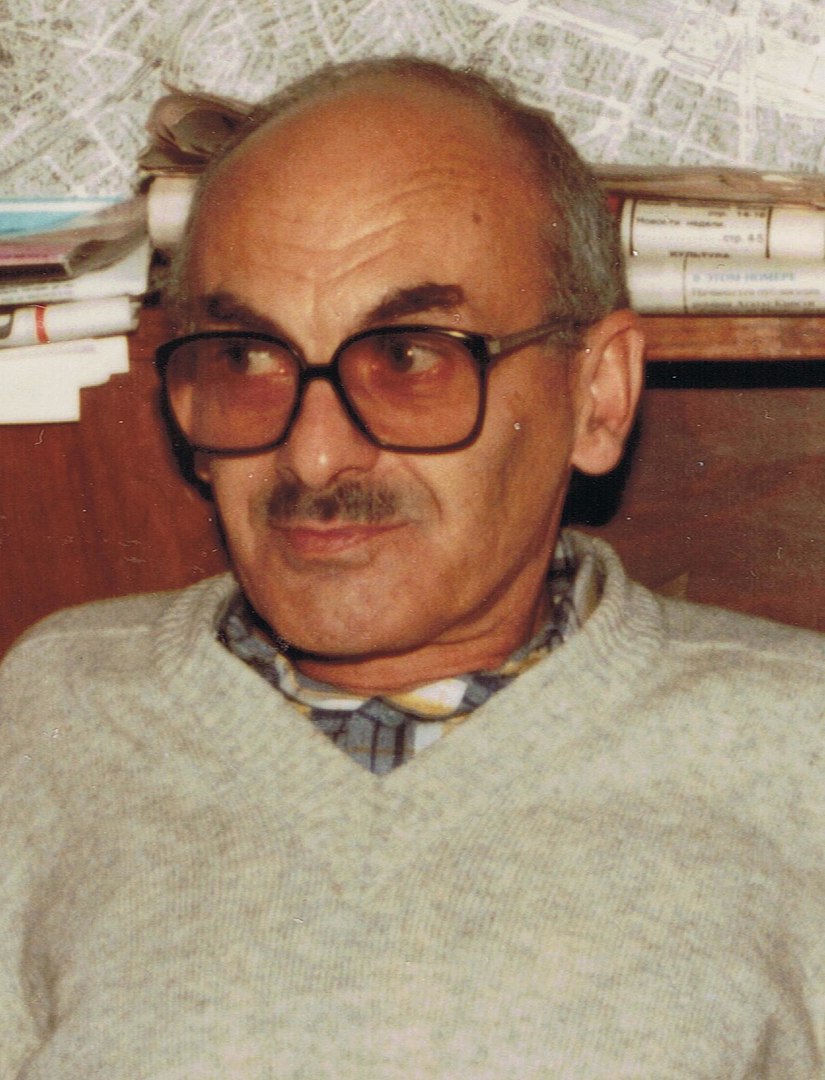 Булат Окуджава в кабинете Некрасова, Ванв, 22 ноября 1981 года.