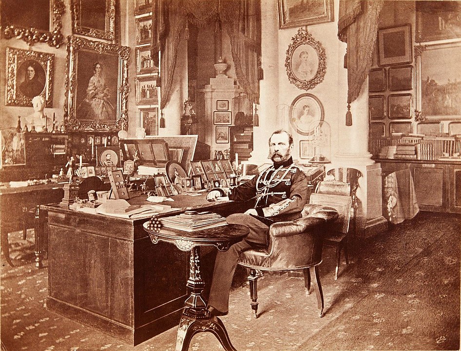 Александр II в своём кабинете в Зимнем дворце. Фотограф С. Л. Левицкий