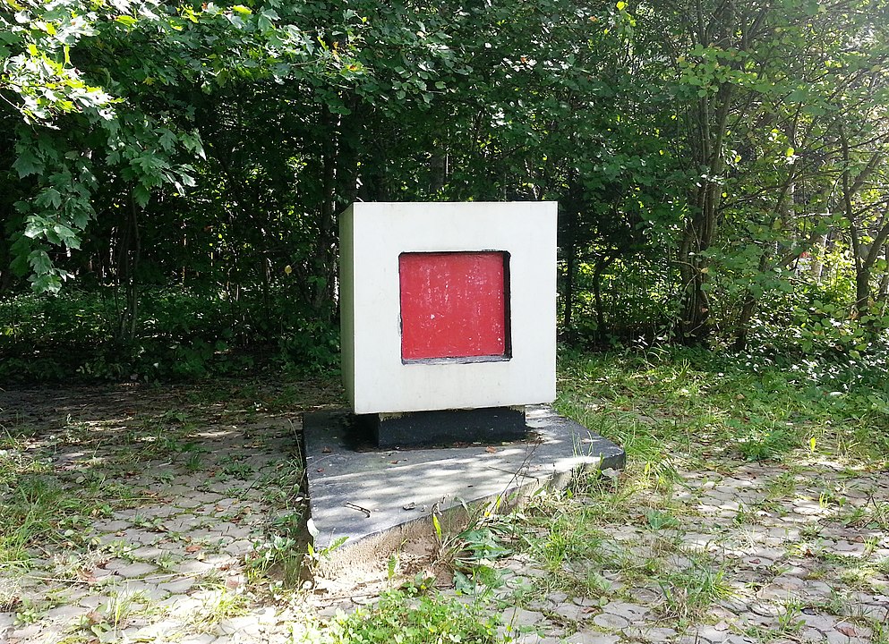 Памятный Знак в районе захоронения праха К. Малевича, август 2013 г.