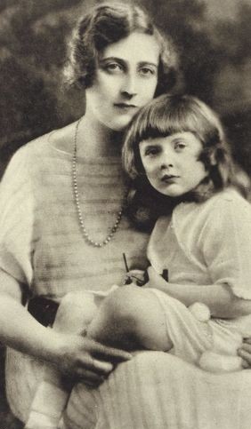Агата Кристи со свой дочерью Розалиндой. Одна из многочисленных фотографий, опубликованных во время исчезновения писательницы