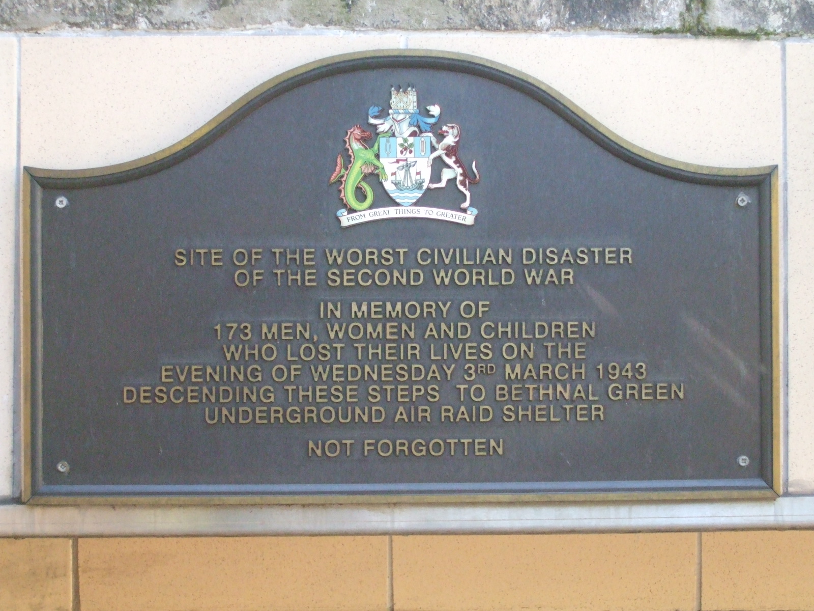 Мемориал на станции Bethnal Green