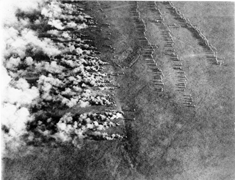 Начало германской газобаллонной атаки на Восточном фронте. Снимок с российского самолёта-разведчика, 1916 год.