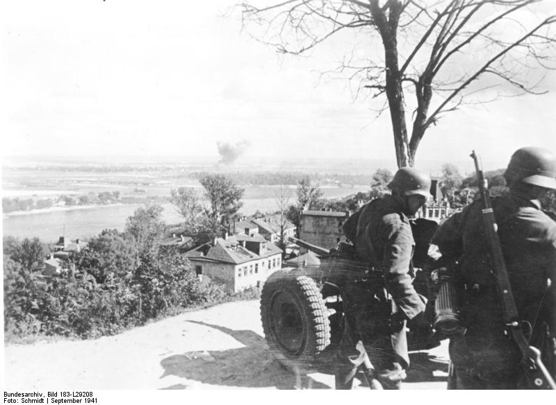 Немецкая пушка Pak 35/36 на огневой позиции в Киеве, на крутом берегу Днепра