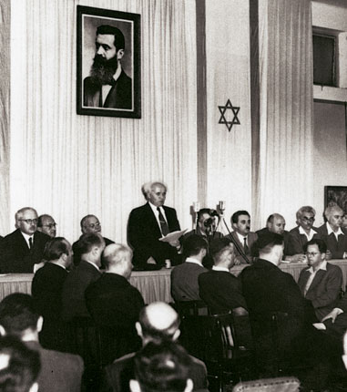Давид Бен-Гурион провозглашает независимость Израиля 14 мая 1948 года под портретом Теодора Герцля