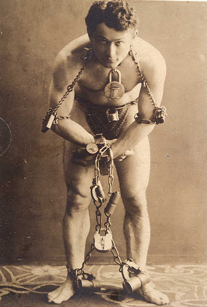 Гарри Гудини перед выполнением трюка с самоосвобождением, 1899 год