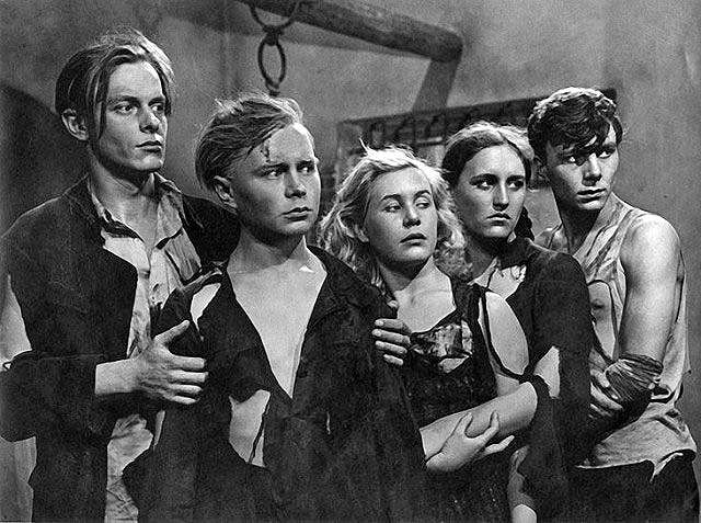 Дебют в кино — роль Ульяны Громовой в фильме «Молодая гвардия», 1948 г.