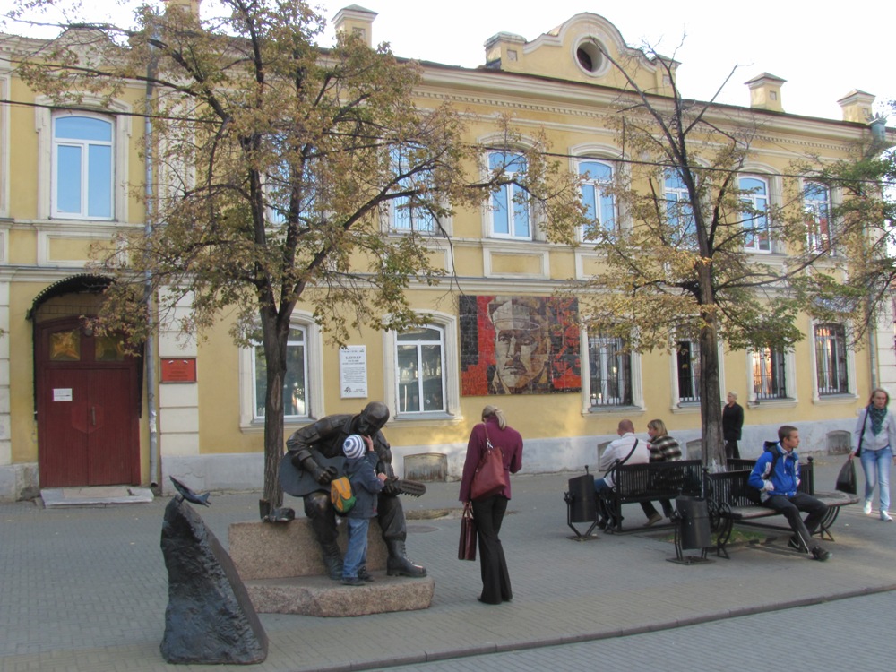 Памятник Александру Розенбауму в Челябинске
