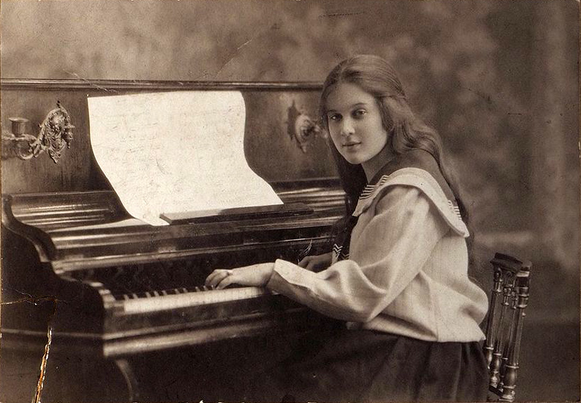 Любовь Орлова в юности. Уроки фортепиано