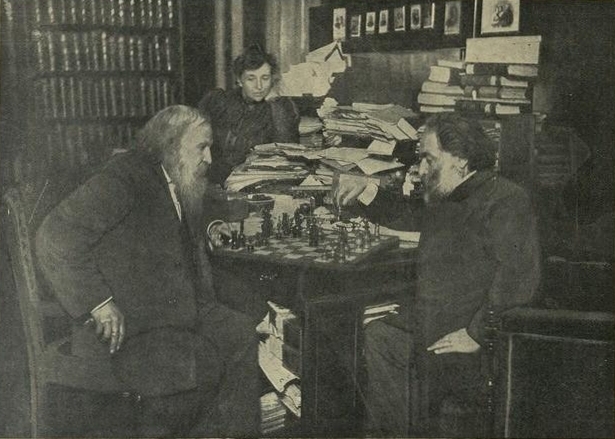 Менделеев играет с Куинджи в шахматы, рядом его жена, Анна Ивановна Менделеева, 1882 год