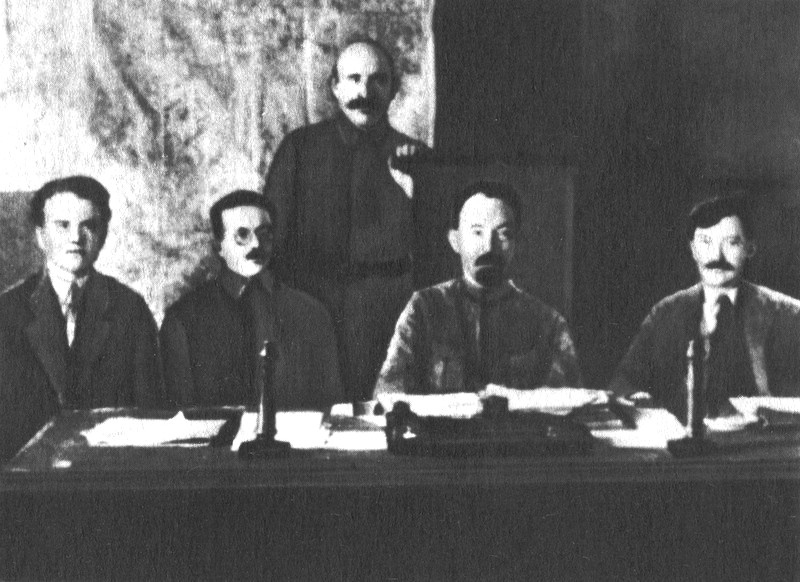 Члены коллегии ВЧК (слева направо) Я. X. Петерс, И. С. Уншлихт, А. Я. Беленький (стоит), Ф. Э. Дзержинский, В. Р. Менжинский, 1921 г.