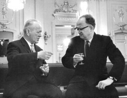 Михаил Шолохов (слева) с советским послом Николаем Белохвостиковым на церемонии вручения Нобелевской премии в 1965 году