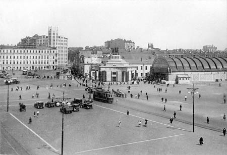 Линию трамвая № «А» москвичи ласково прозвали «Аннушкой» (трамвай «А» на Арбатской площади, вид со стороны Малого Афанасьевского переулка, середина 30-х гг.)
