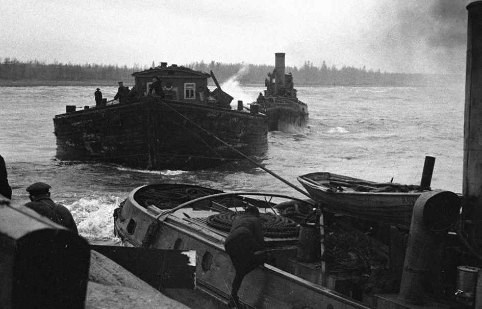 Буксир ведёт по Ладоге баржу. Сентябрь 1942 г. 