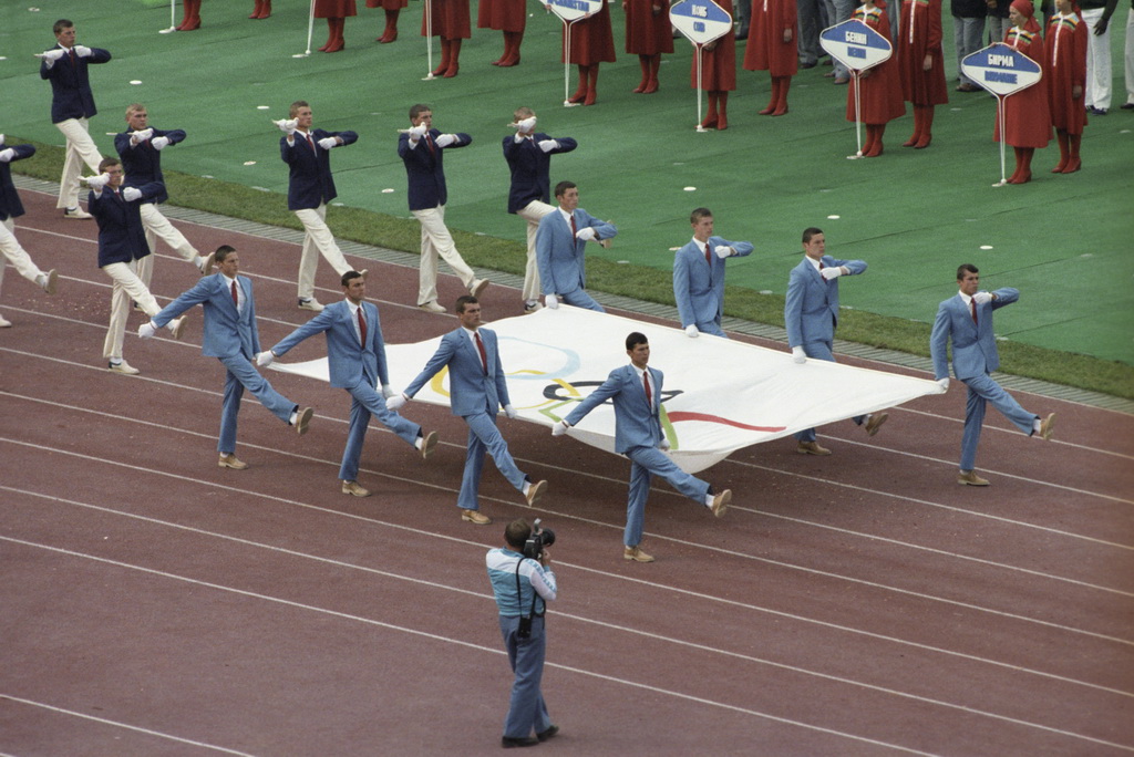 Вынос олимпийского флага на церемонии открытия