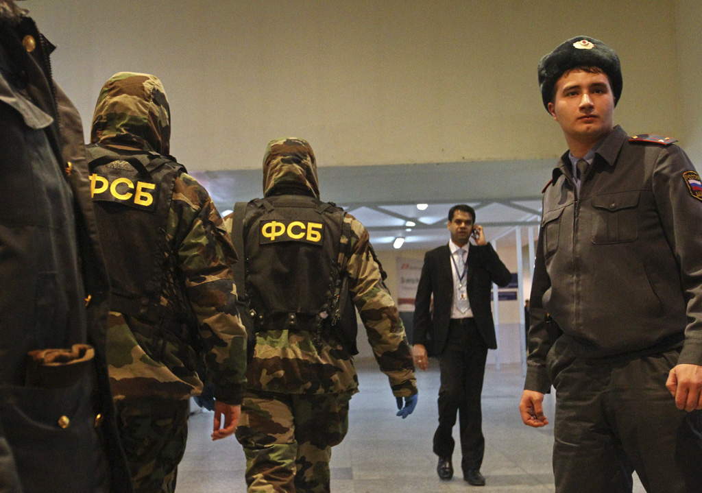 Сотрудники спецподразделения ФСБ России в аэропорту Домодедово после теракта 2011 года