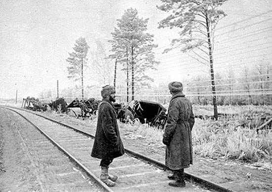 Результат проведения операции «Концерт» в тылу у немцев — рядом с железнодорожным полотном взорванные белорусскими партизанами поезда. Декабрь 1943 г.